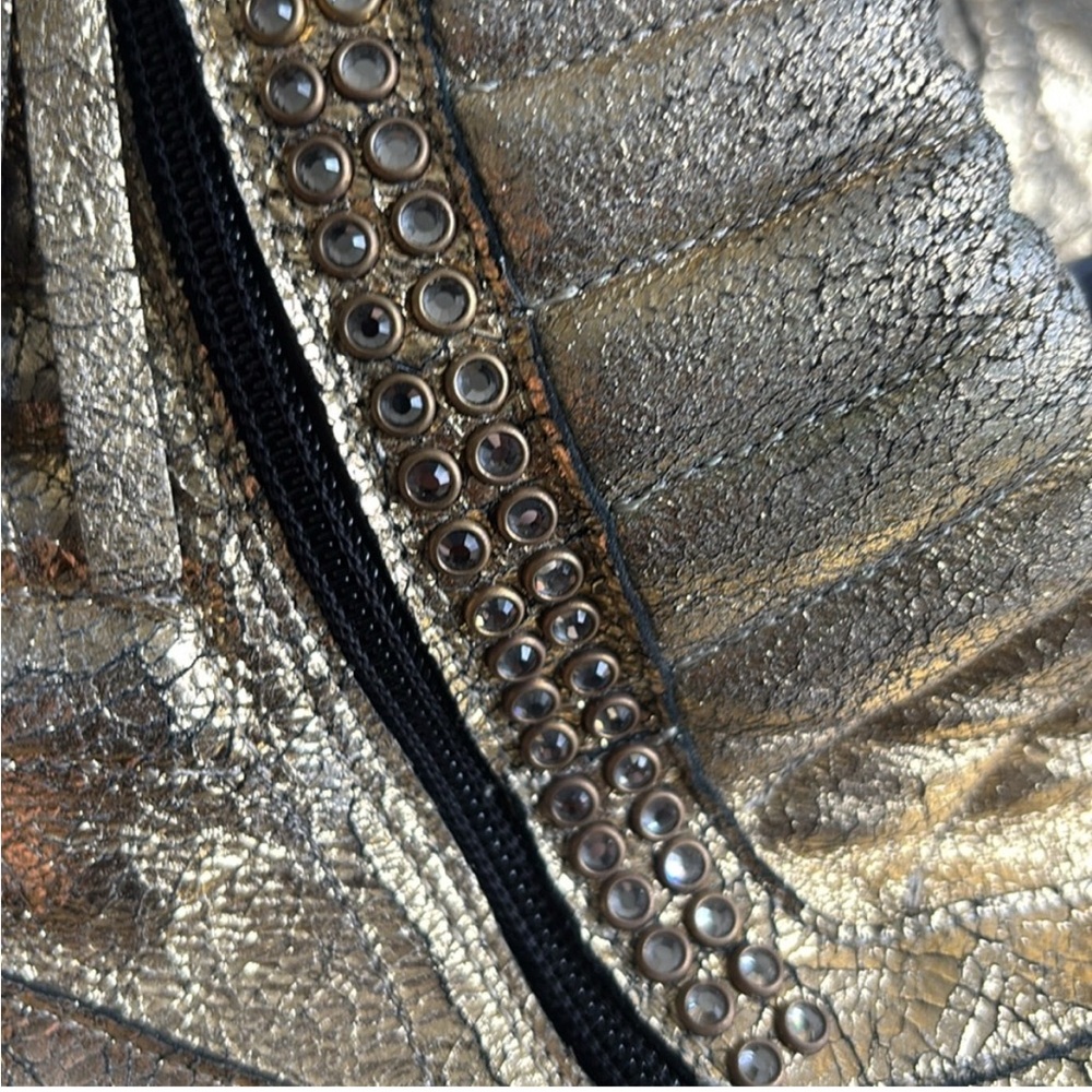 Robins jeans boots
Very rare
Fancy rhinestones
Zip up style
Made in Italy - Picture 8 of 8